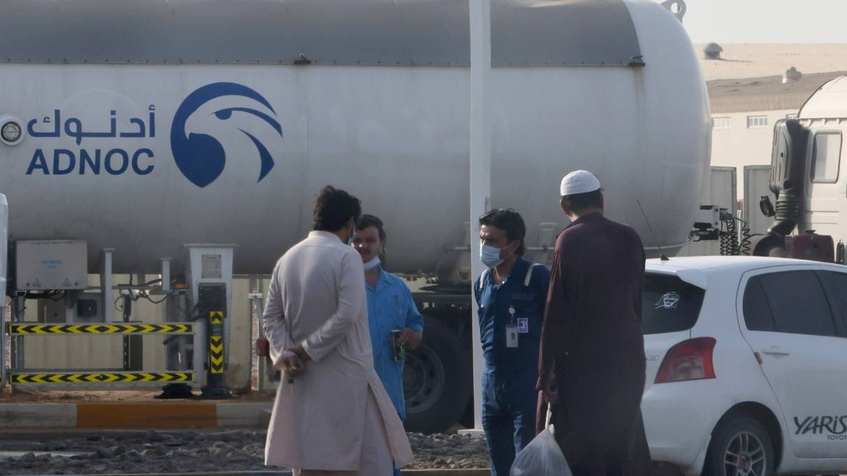 Installation de stockage du géant pétrolier ADNOC, dans le district industriel de Msaffah, à Abu Dhabi, le 17 janvier 2022. Trois personnes ont été tuées dans une attaque de drone présumée qui a déclenché une explosion et un incendie dans la capitale émiratie.

