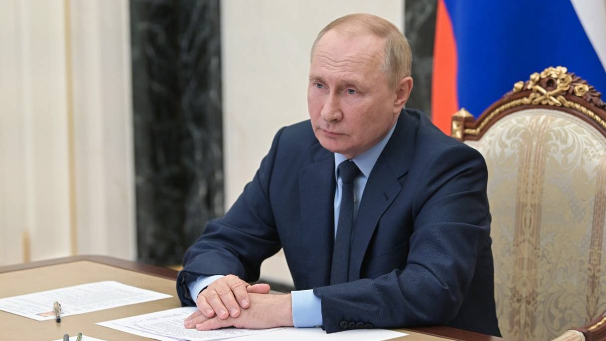 Le président russe Vladimir Poutine assiste à une réunion avec le gouverneur par intérim de la région de Tomsk par téléconférence, à Moscou, le 22 août 2022.
