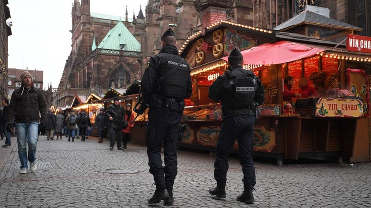 Patrouille de police le 14 décembre 2018 au milieu du traditionnel marché de Noël de Strasbourg, en Alsace. 
