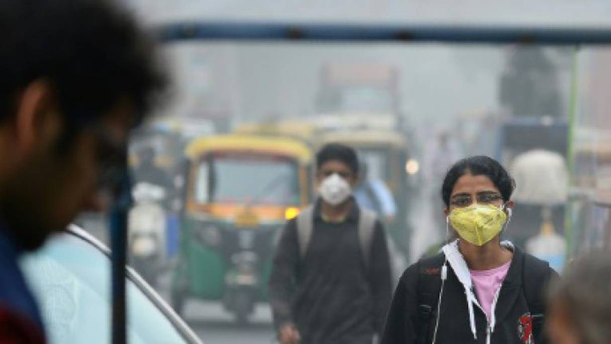 Le port du masque sanitaire est usuel à New Delhi, ici lors d'un pic de pollution en 2017, en Inde. 
