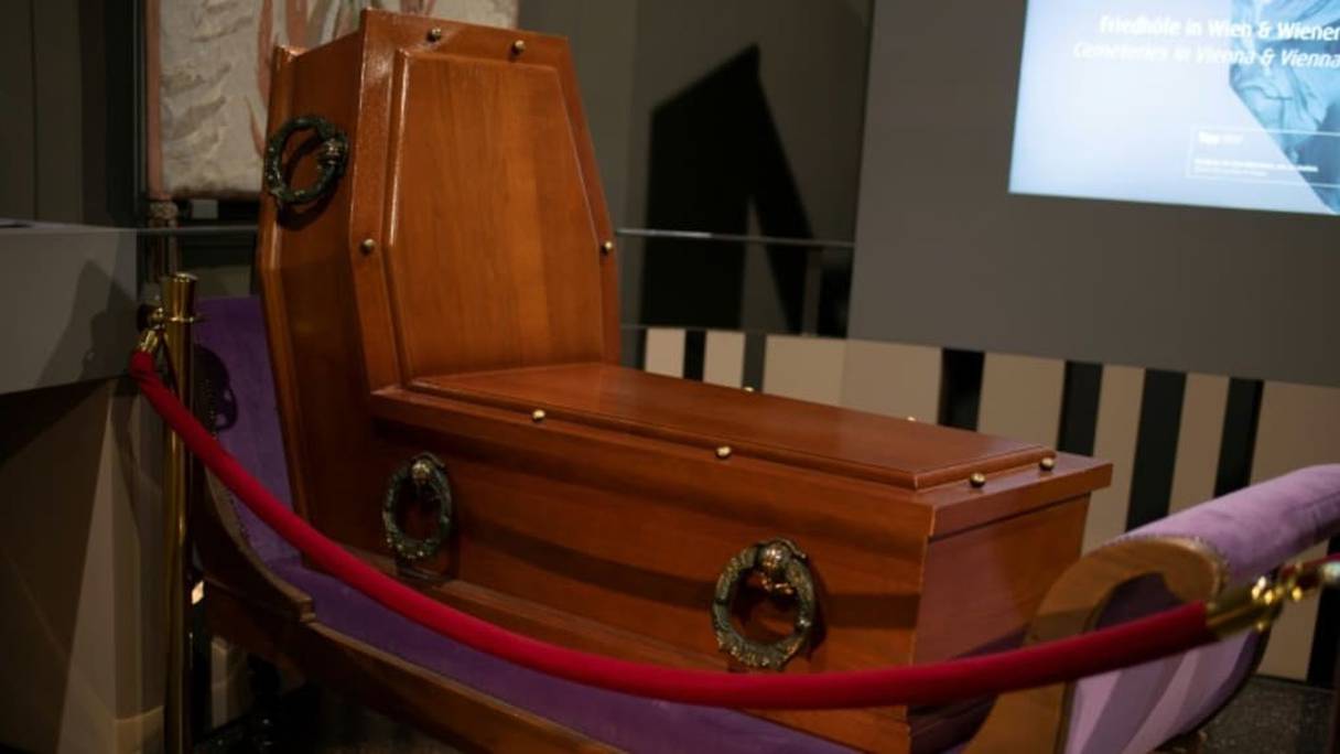 Un cercueil pour position assise exposé au musée des pompes funèbres à Vienne, ke 20 octobre 2020.
