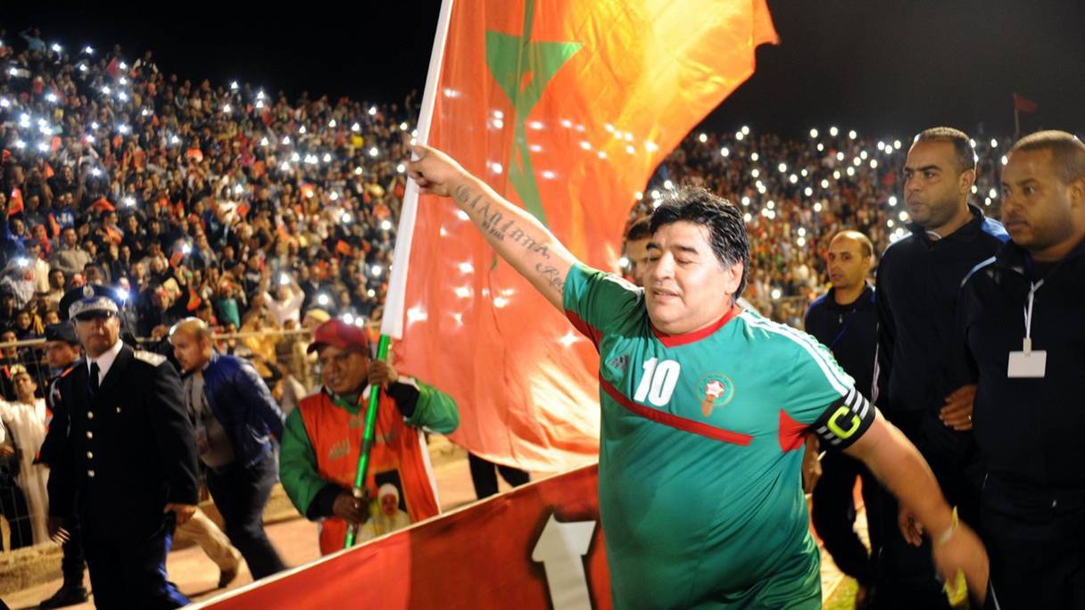 L'ancienne légende du football, Diego Maradona, lors de sa participation à un match de gala à Laâyoune.
