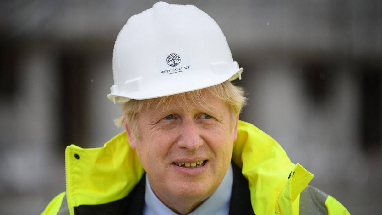 Le Premier ministre britannique Boris Johnson visite le chantier de West Carclaze Garden Village, à St Austell, en Cornouailles, le 9 juin 2021.
