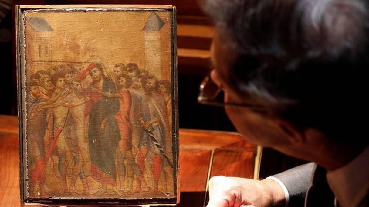 L'expert en tableaux Eric Turquin inspecte "Le Christ moqué" de Cimabue (1280), le 24 septembre 2019, à Paris.
