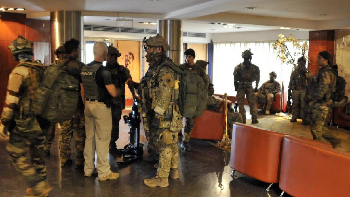 Intervention des forces françaises à l’hôtel Radisson de Bamako où 179 personnes ont été prises en otage.
