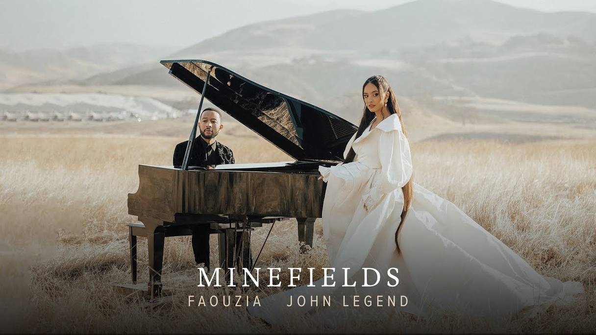 Faouzia et John Legend, dans le clip de leur chanson "Minefields".
