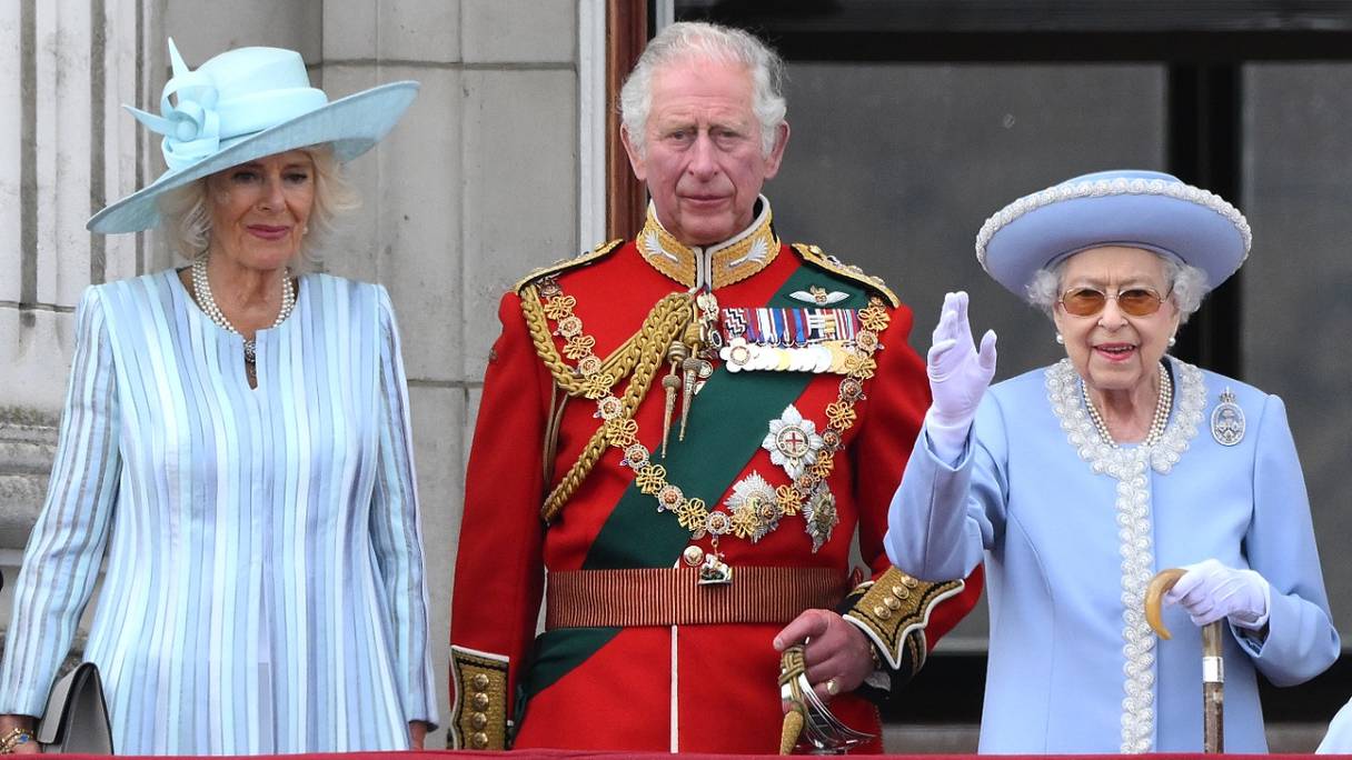La reine Elizabeth II de Grande-Bretagne aux côtés de Camilla, duchesse de Cornouailles, et du prince Charles, prince de Galles, au cours des Célébrations du jubilé de platine, soit 70 ans de règne, à Londres, le 2 juin 2022.
