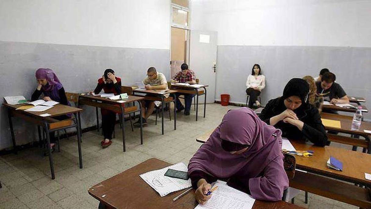 Salle d'examen, lors du baccalauréat en Algérie.
