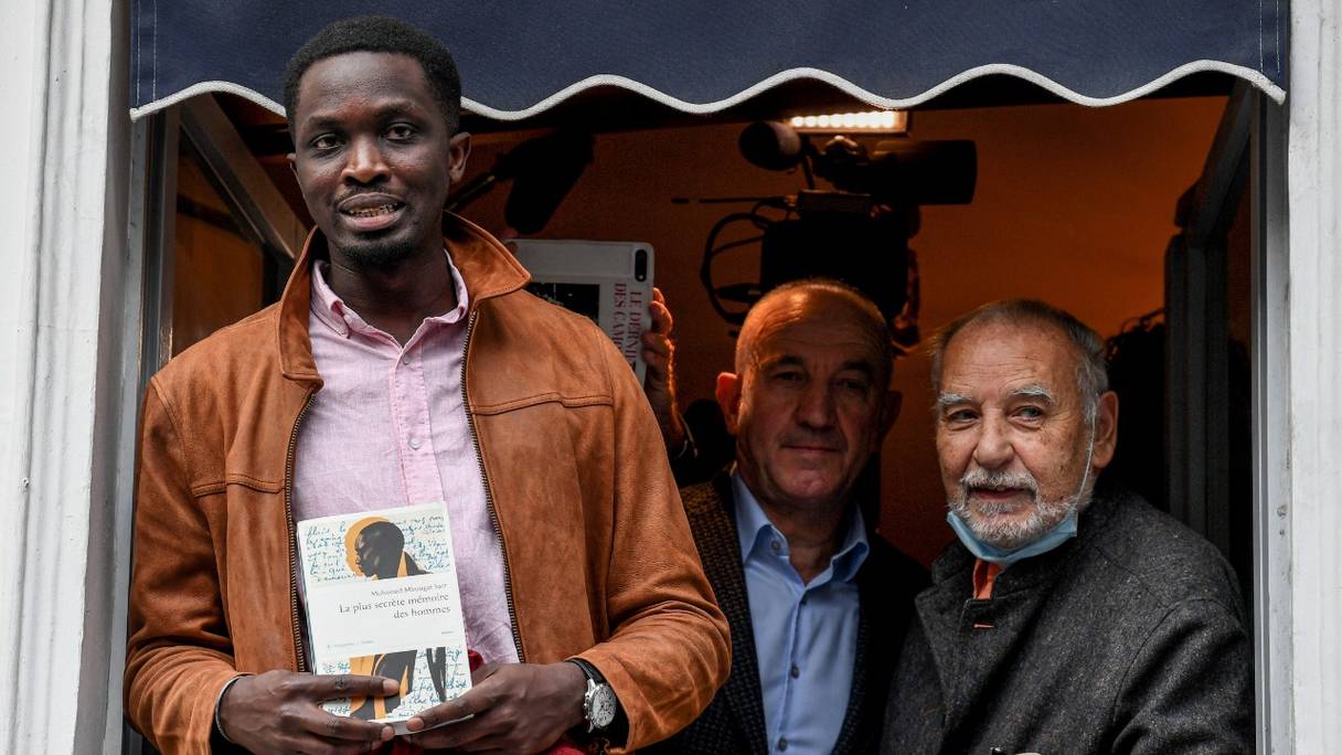 Le sénégalais Mohamed Mbougar Sarr, ici aux côtés de Tahar Ben Jelloun, a remporté le prix Goncourt pour son roman "La plus secrète mémoire des hommes", à Paris le 3 novembre 2021.
	 
