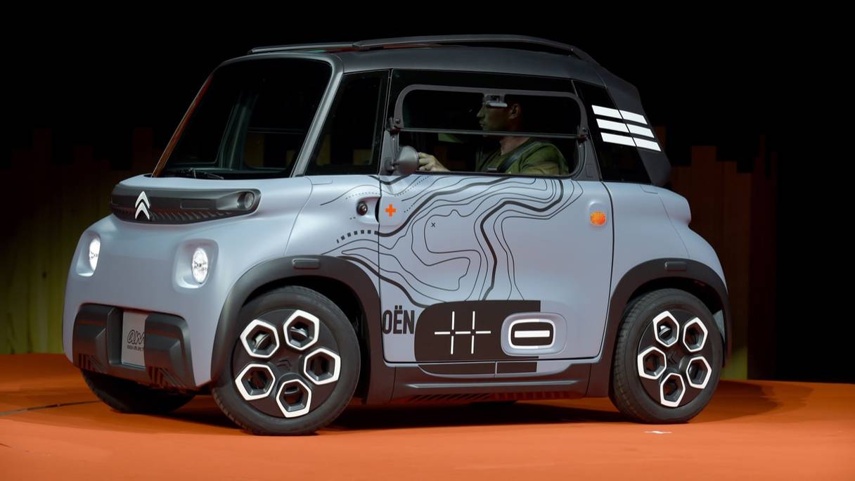 La Citroën AMI est le nouveau véhicule urbain tout électrique de la marque aux Chevrons. Ici, lors d'une présentation dans le quartier d'affaires de La Défense, à Paris, le 27 février 2020. 
