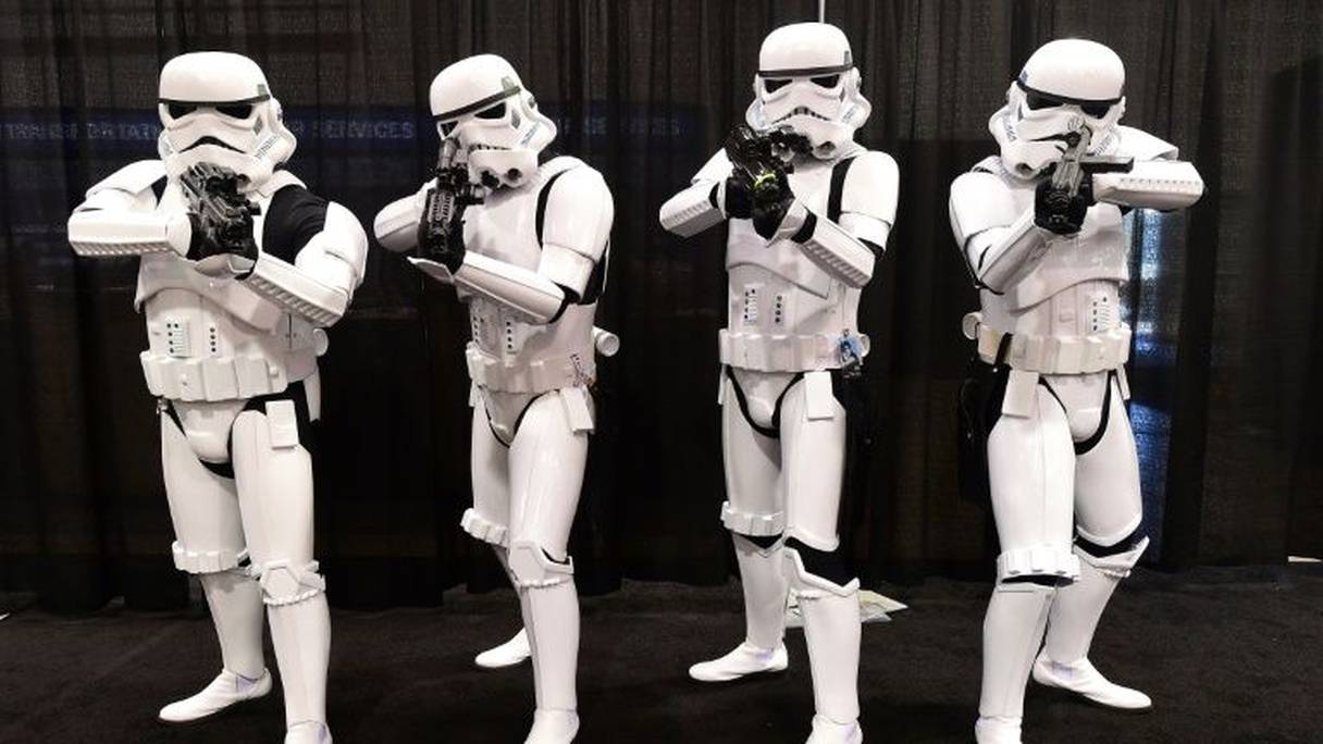 Des fans de la saga "Star Wars" déguisés en soldats impériaux lors d'une convention le 16 avril 2015 en Californie.
