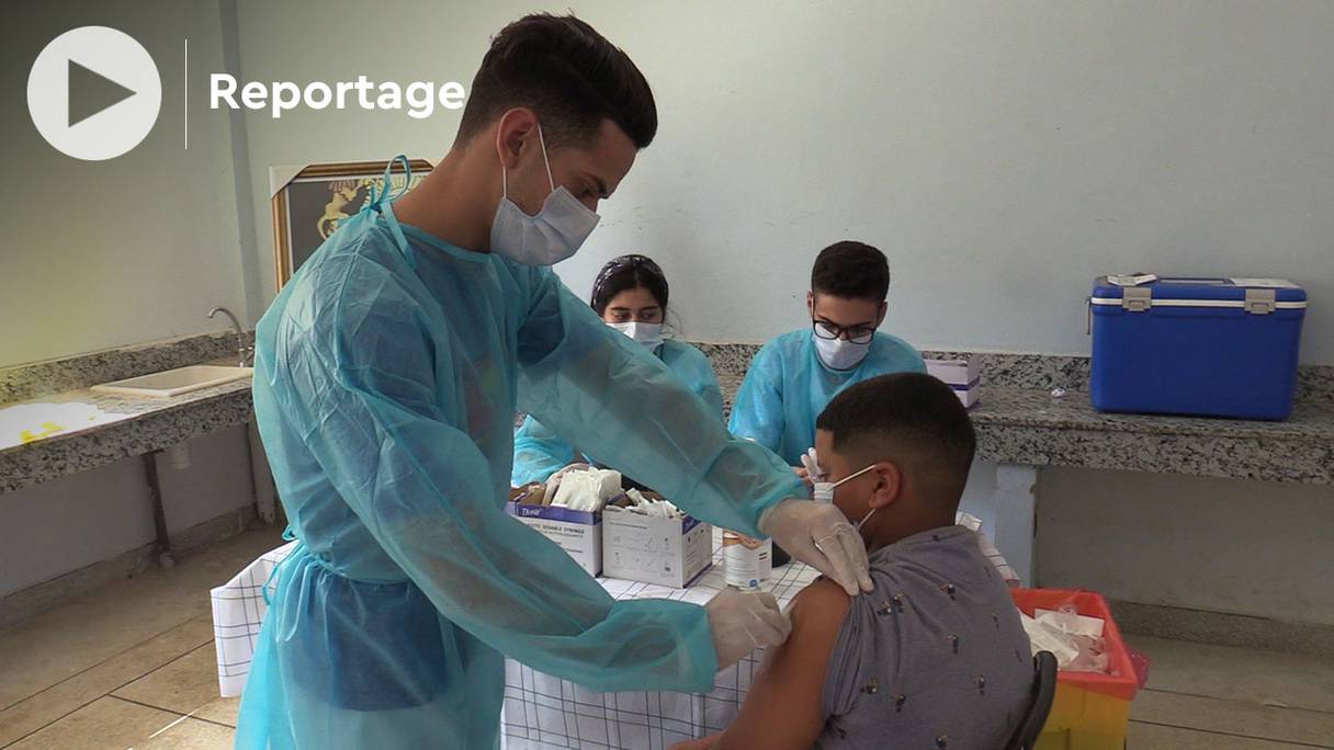 Un élève reçoit une injection d'un vaccin anti-Covid-19 dans l'un des quatre vaccinodromes installés à Oujda, le 4 septembre 2021. 
