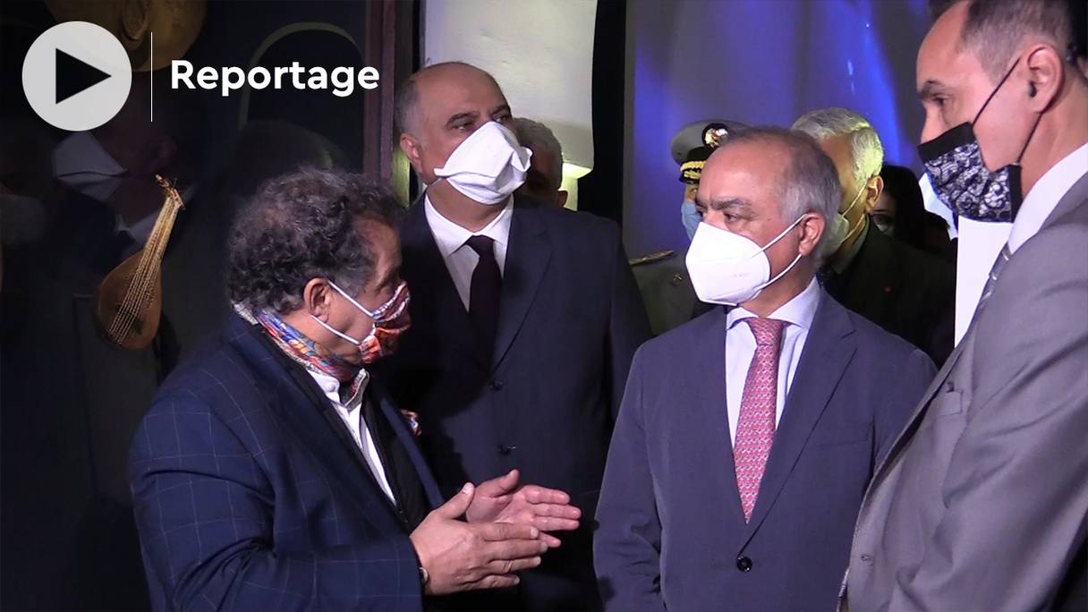 Mehdi Qotbi, président de la FNM, accompagné de Chakib Benmoussa, ministre de l'Education nationale, et de Abdelaziz El Idrissi, directeur du musée Mohammed VI et des collections, lors de l'inauguration du musée Dar Jamaï à Meknès, lundi 21 mars 2022.
