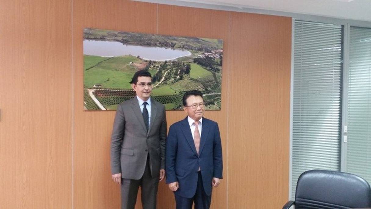 Mohamed El Guerrouj, directeur général de l'ADA et l'Ambassadeur coréen au Maroc, Dongsil Park.
