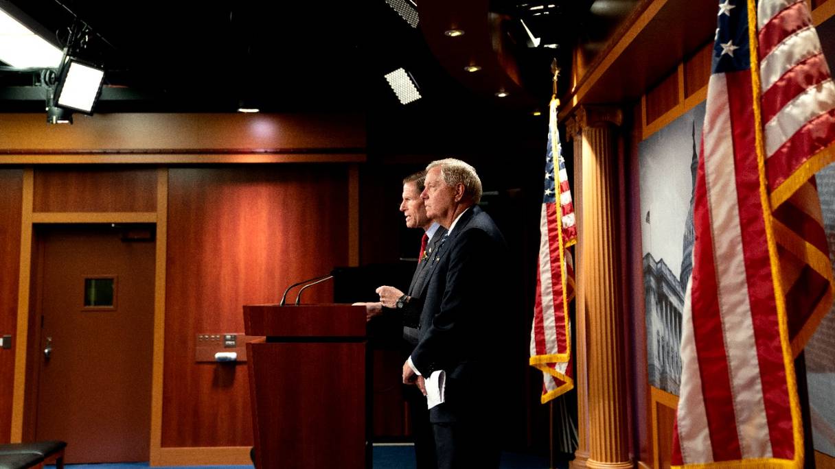 Lindsey Graham (à droite), républicain de Caroline du Sud, et Richard Blumenthal, démocrate du Connecticut, en conférence de presse sur la déclaration de la Russie en tant qu'Etat sponsor du terrorisme, au Capitole américain à Washington, le 10 mai 2022.
