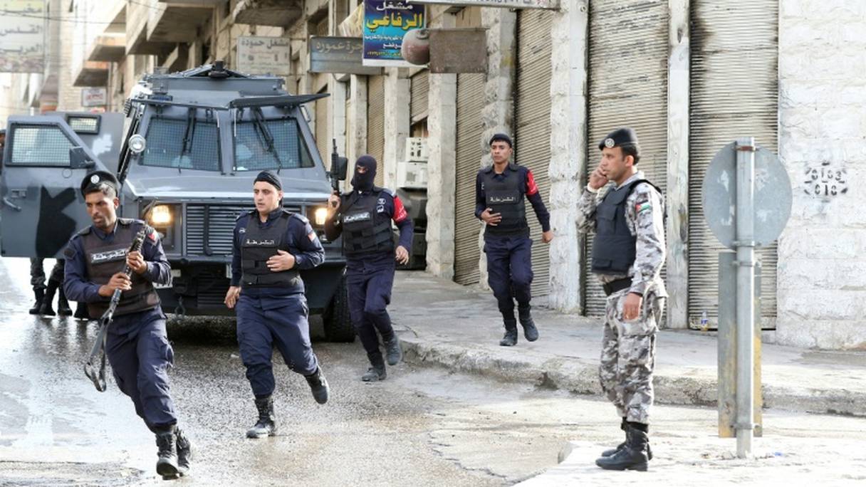Des forces de sécurité dans une rue de Irbid au nord d'Amman, le 2 mars 2016.
