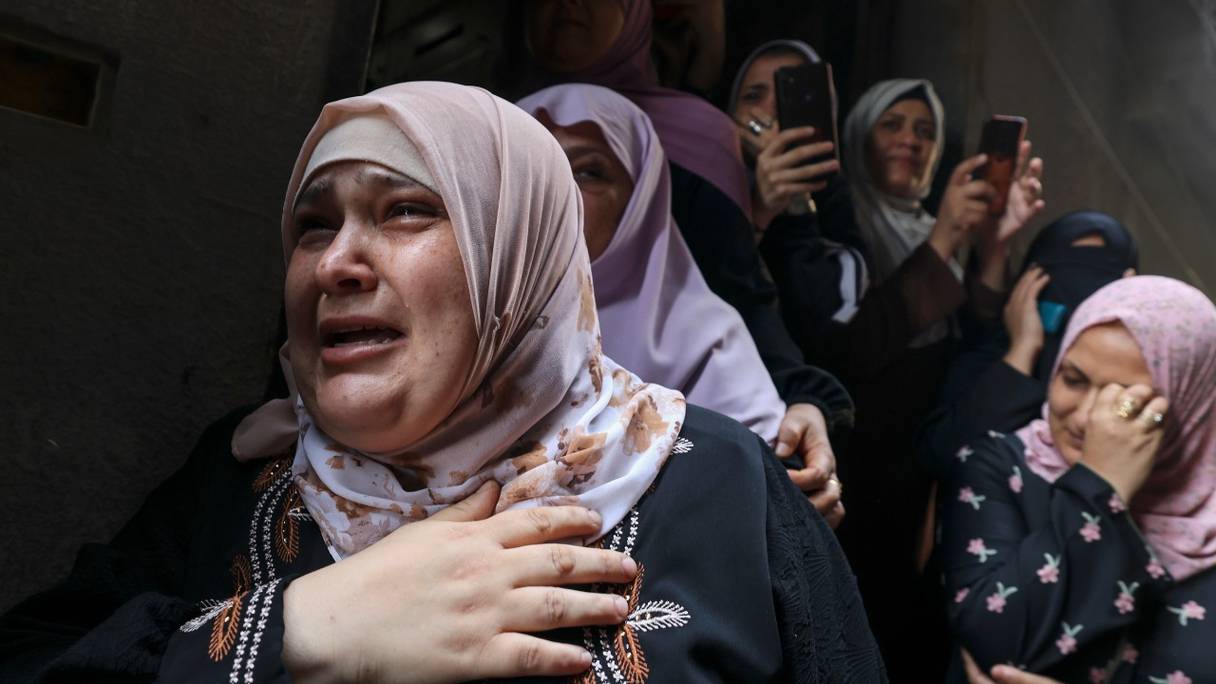 Des proches pleurent aux funérailles de quatre adolescents palestiniens, dans le nord de la bande de Gaza, le 8 août 2022, après qu'ils ont été tués au cours des trois derniers jours de conflit entre Israël et des militants palestiniens, avant la proclamation d'un cessez-le-feu.

