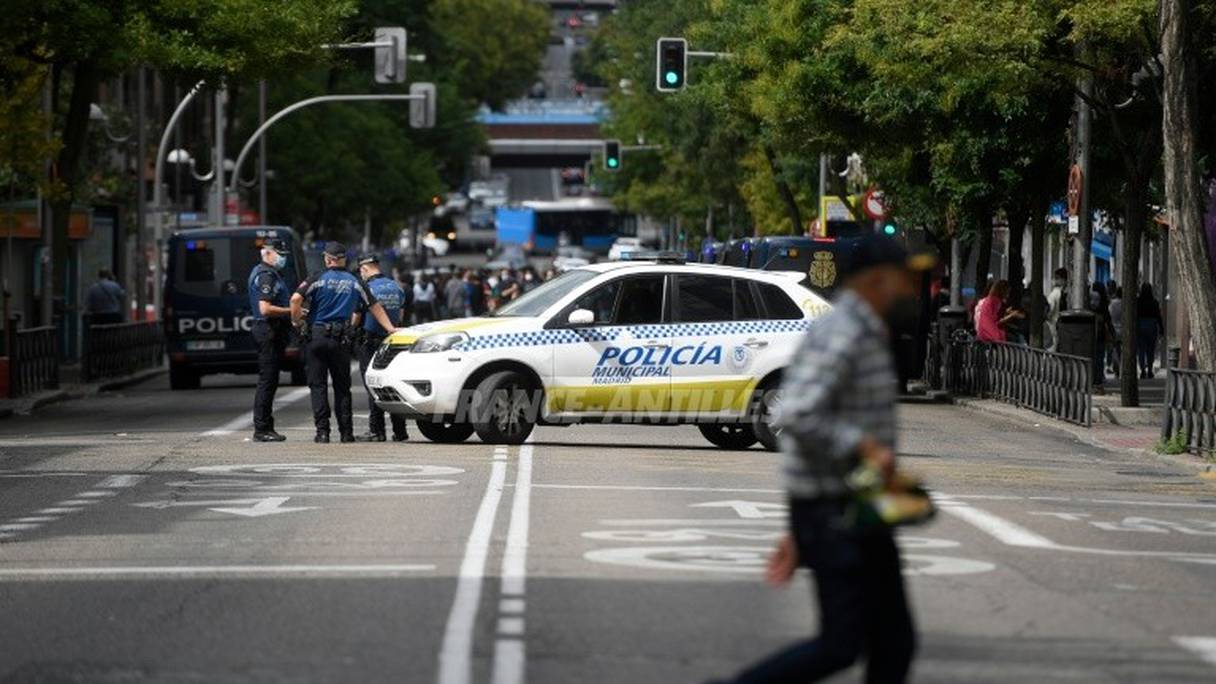 Contrôles policiers à Puente de Vallecas, l'un des quartiers du sud de Madrid.
