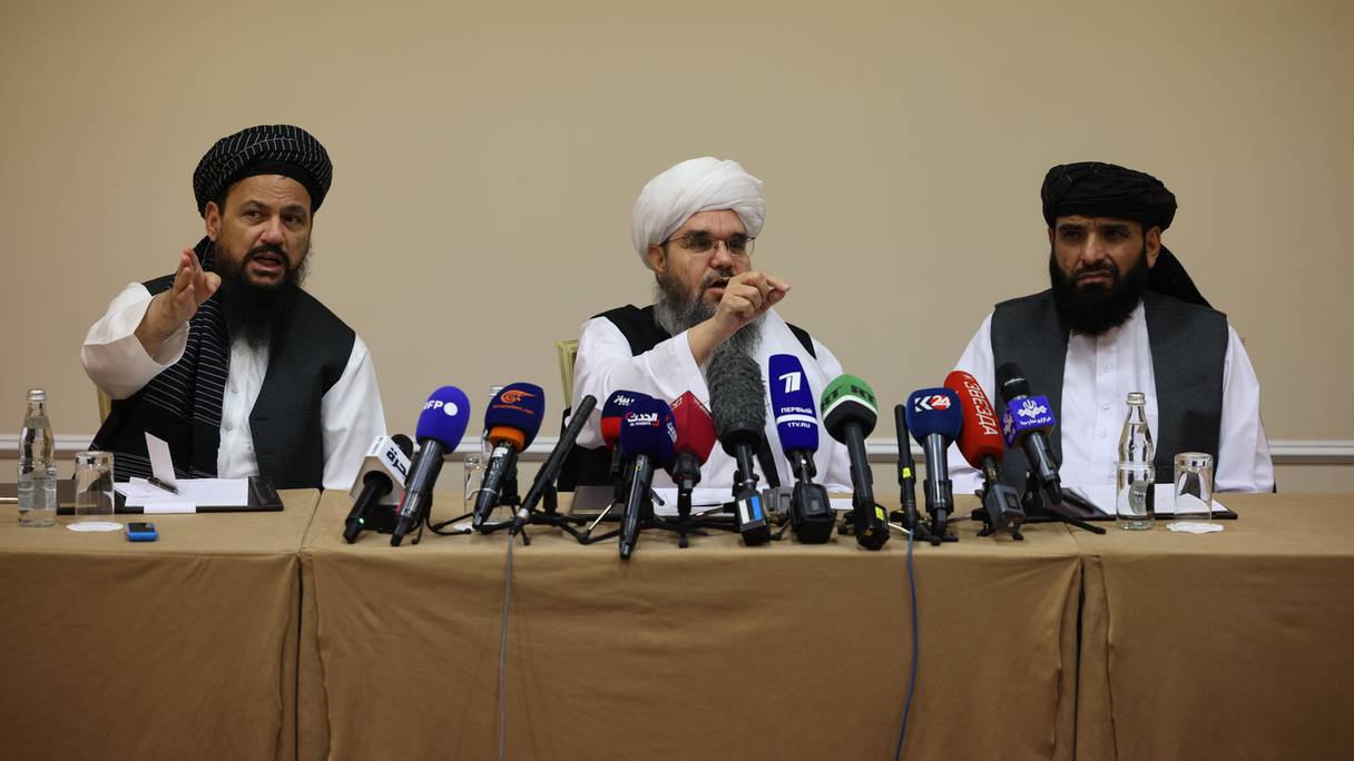Les négociateurs talibans Abdul Latif Mansoor (gauche), Shahabuddin Delawar (centre) et Suhail Shaheen (droite) en conférence de presse à Moscou, le 9 juillet 2021. 
