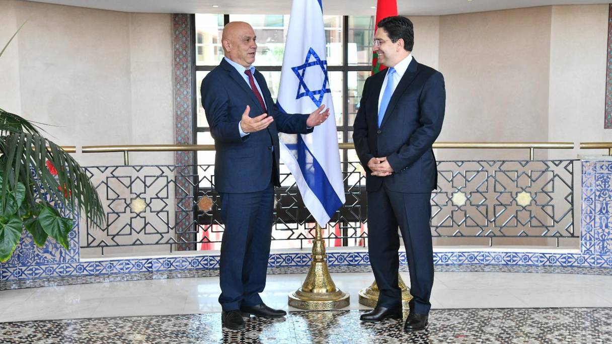 Le ministre des Affaires étrangères, de la Coopération africaine et des Marocains résidant à l'étranger, Nasser Bourita, reçoit le ministre israélien de la Coopération régionale, Issawi Frej, le 28 juillet 2022 à Rabat.
