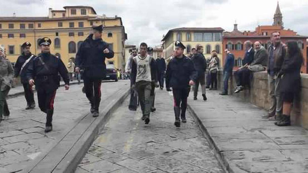 Taoufik Chtouki, entouré par des policiers italiens après avoir secouru un touriste de la noyade
