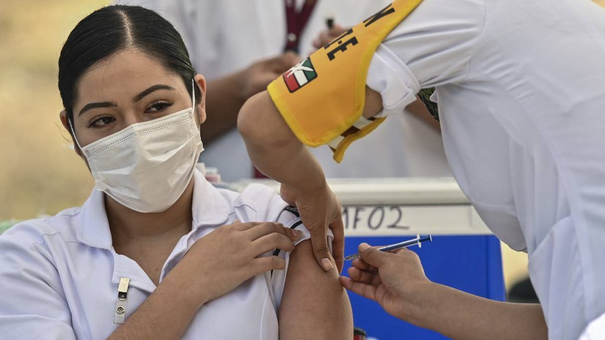 Une infirmière reçoit le vaccin anti-Covid-19 développé par Pfizer BioNTech, le 27 décembre 2020, à Mexico city. 
