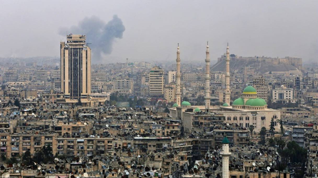 De la fumée s'élève au-dessus d'un quartier rebelle d'Alep-est après des bombardements de l'armée syrienne, le 5 décembre 2016.
